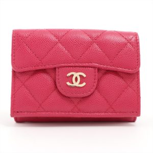 A designer brand focused on Haute Couture. Chanel selects only the best materials for its accessories.​